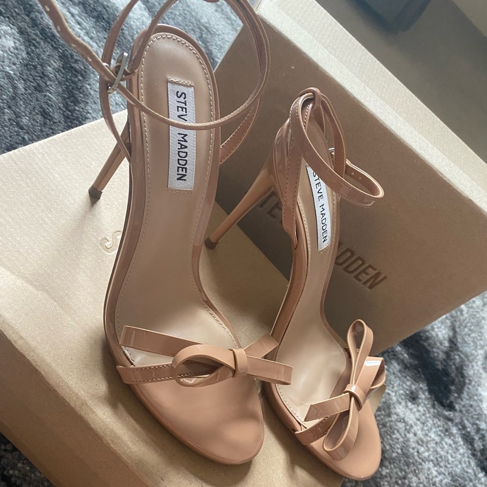 New with box steve madden open toe nude heels